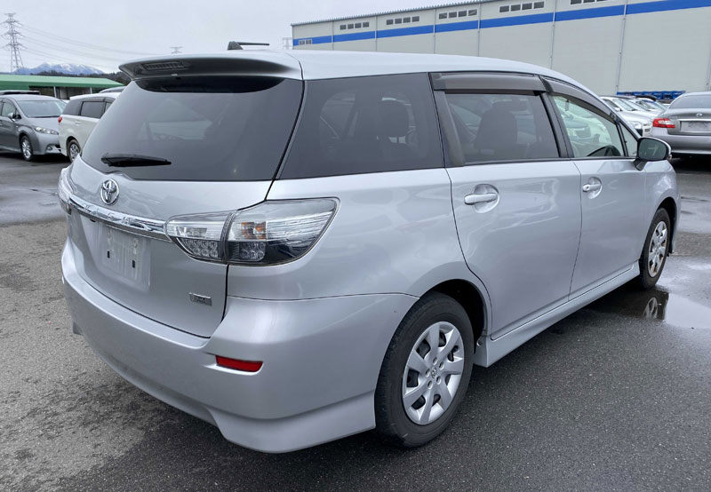 Toyota wish 2012 год